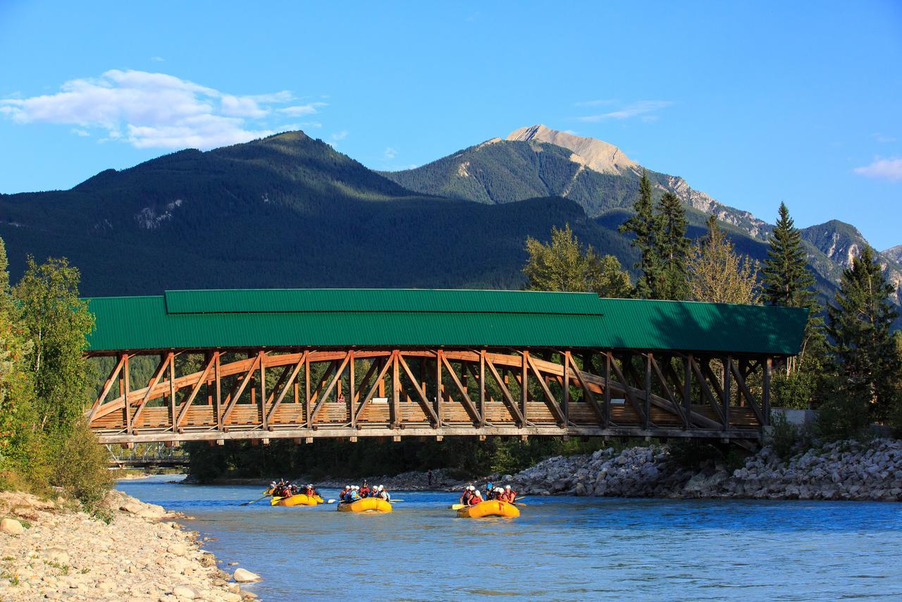 Whitewater Lodge Golden Exterior foto